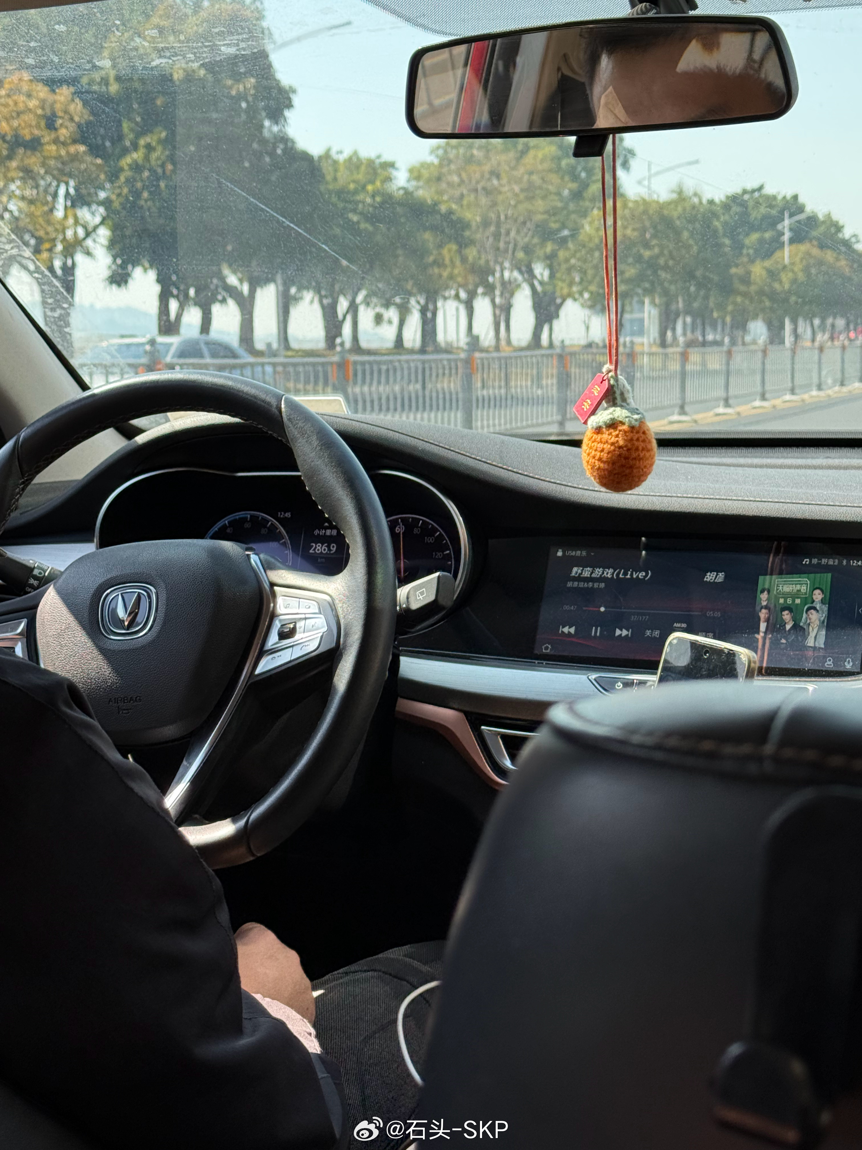 之前试的很多车，后窗玻璃都不能完全降下去今天打到的这台长安逸动倒是能完全降下去 