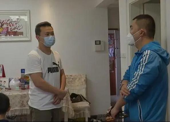 “法官又判糊涂案了？”福建泉州，一男子因楼上邻居在客厅加装厕所，便请求物业出面制