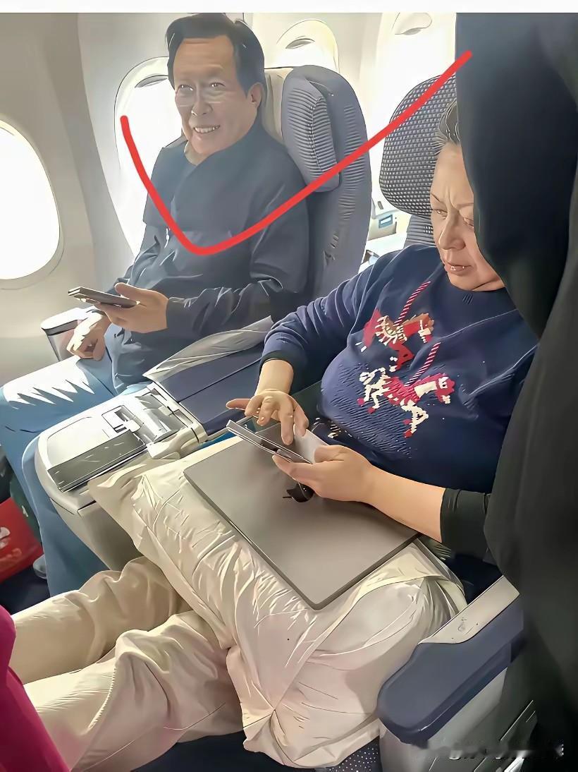 唐国强在飞机上的笑容挺接地气的，为什么那么多人对他吐槽，说他演技不如古月，比起古
