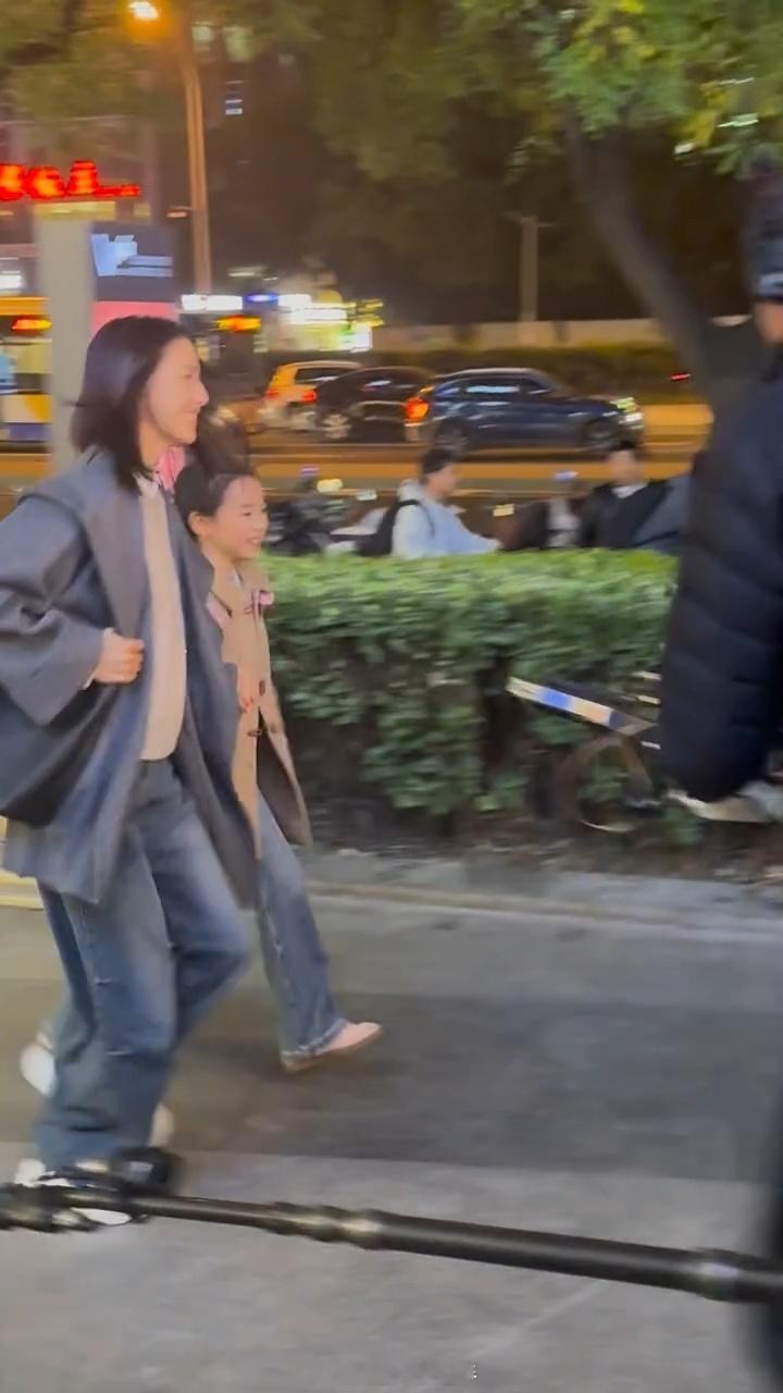 网友偶遇佟丽娅小酒窝拍摄偶遇佟丽娅小酒窝拍摄 网友偶遇佟丽娅小酒窝拍摄 又合作了