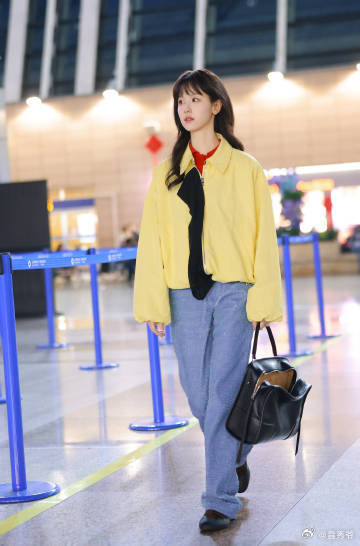 陈都灵赴罗意威大秀 陈都灵的机场穿搭简直是时尚的代言，LOEWE亮黄外套加红色内