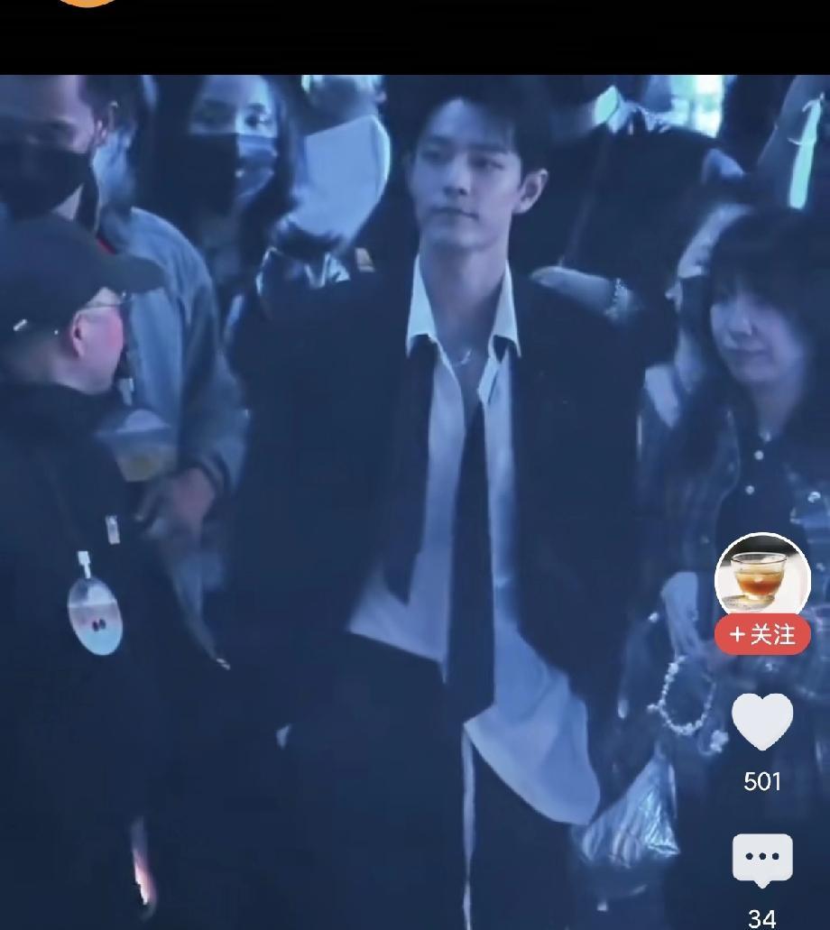 他往那儿一站，光就来了。
《竹石》那眼，五年了还没淡。
现在《边界》三天七亿三，