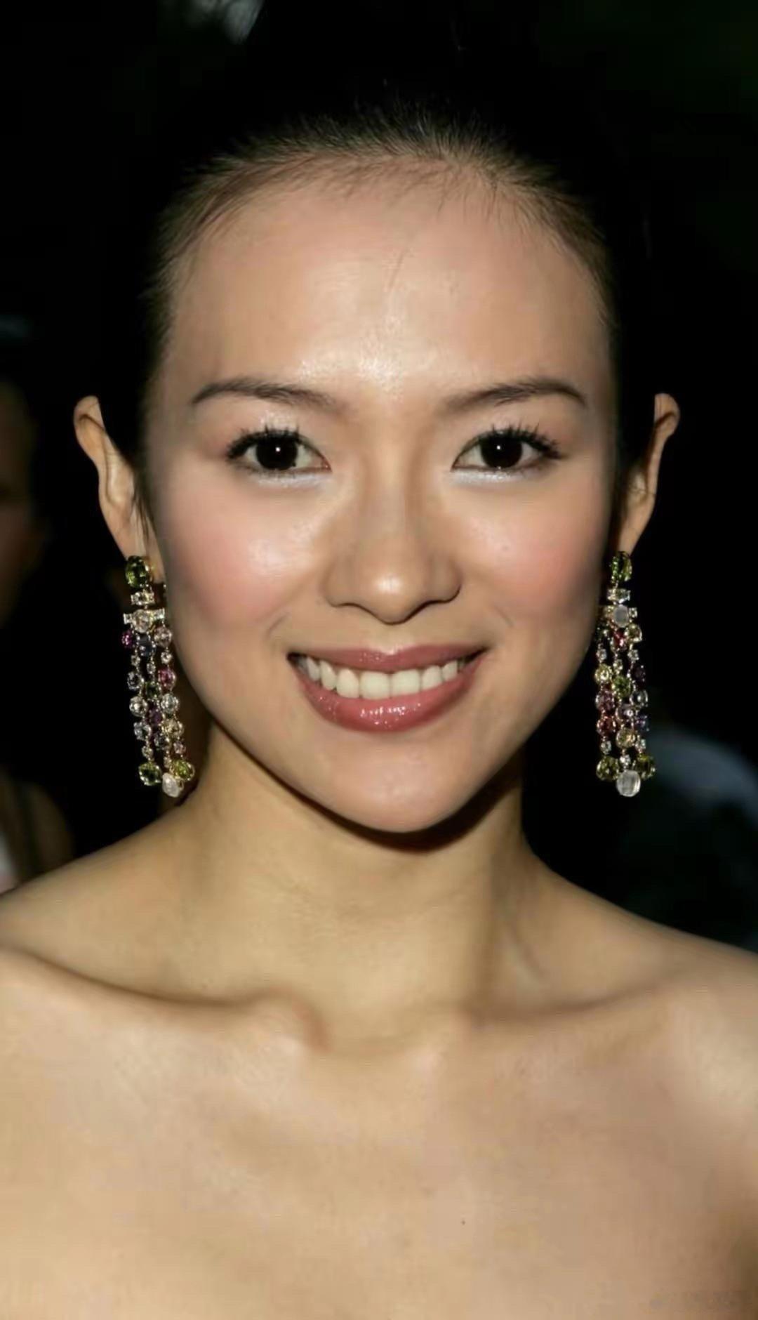 章子怡这骨相，妥妥的女神级别，精致又大气！ 