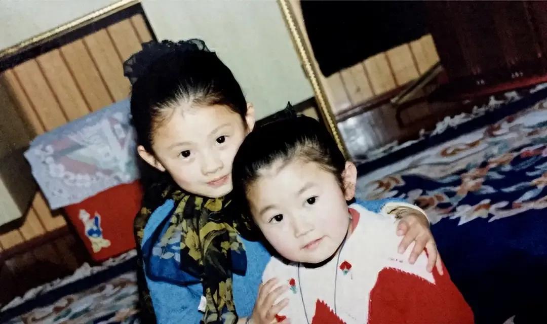 看照片马藜从小便是美人胚子，长了个女主的脸。她也是从舞蹈演员转型到演员的，仪态好