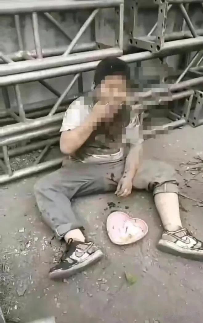 一段“小男孩被逼吃粪便”的视频在社交平台引发热议，这个视频看了让我心如刀割！

