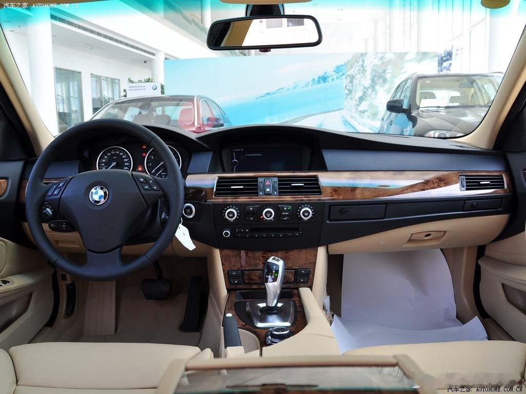 记得当年第一次看到宝马这个大鸡腿电子挡把，真的觉得科技感太强了。想想那时候，新鲜