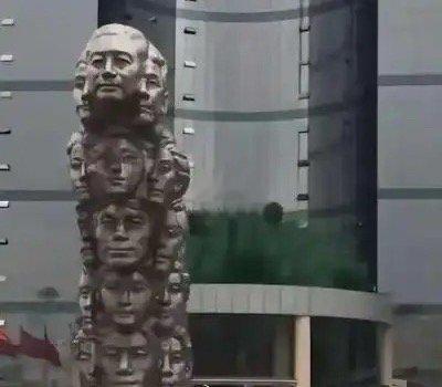 五粮液公司门前放这个是啥意思有人知道吗 