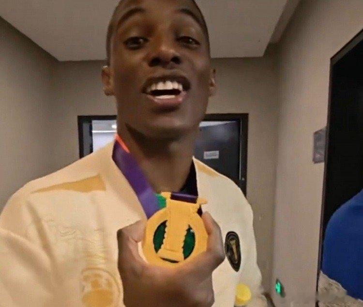 据记者张昆龙报道，在上演帽子戏法帮助国安3-0击败河南夺得足协杯冠军后，法比奥晒