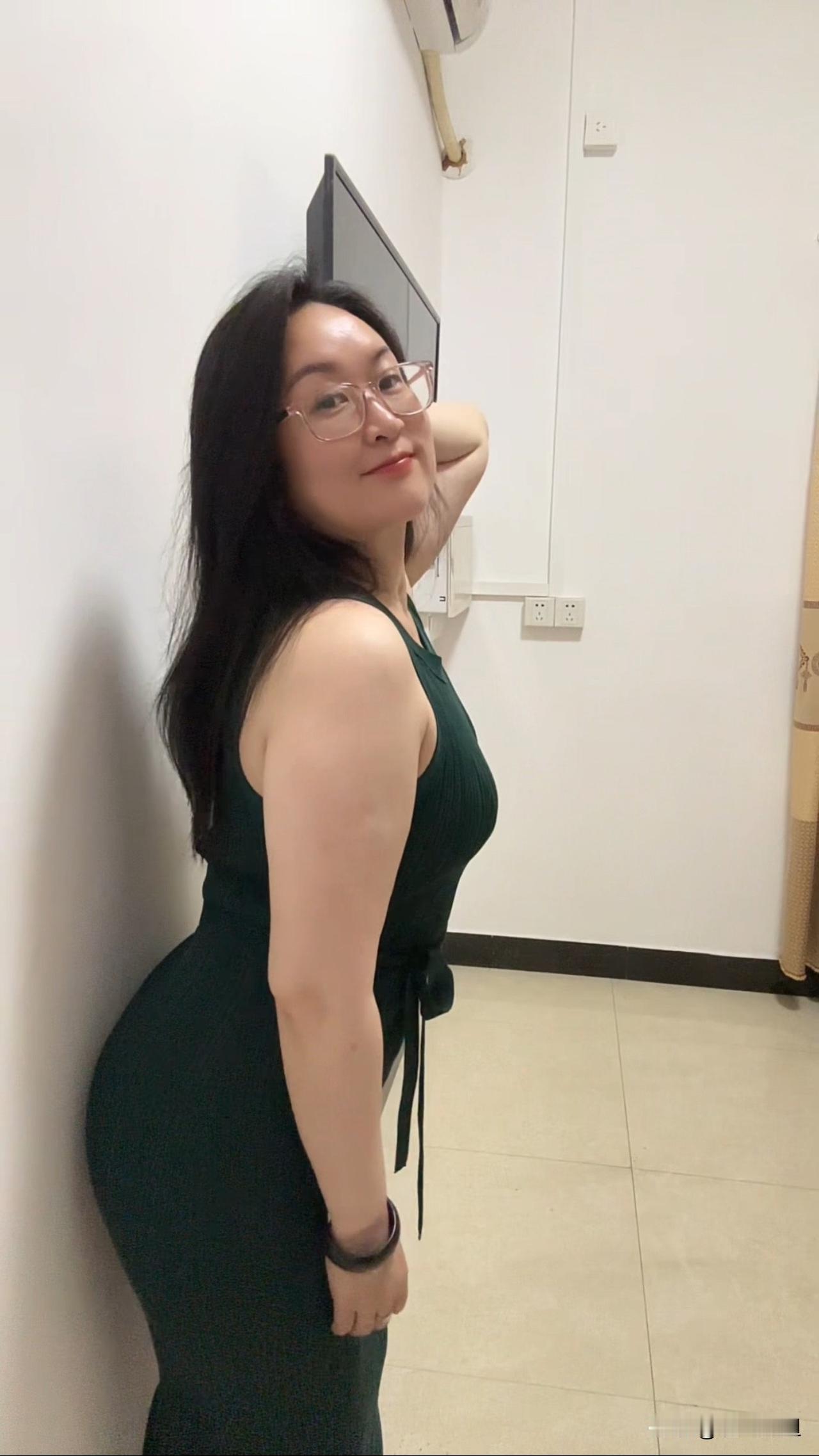 现在跑工地外出都没有做防晒，晒黑了，以前跑工地去现场都把自己包裹起来，只有两个眼
