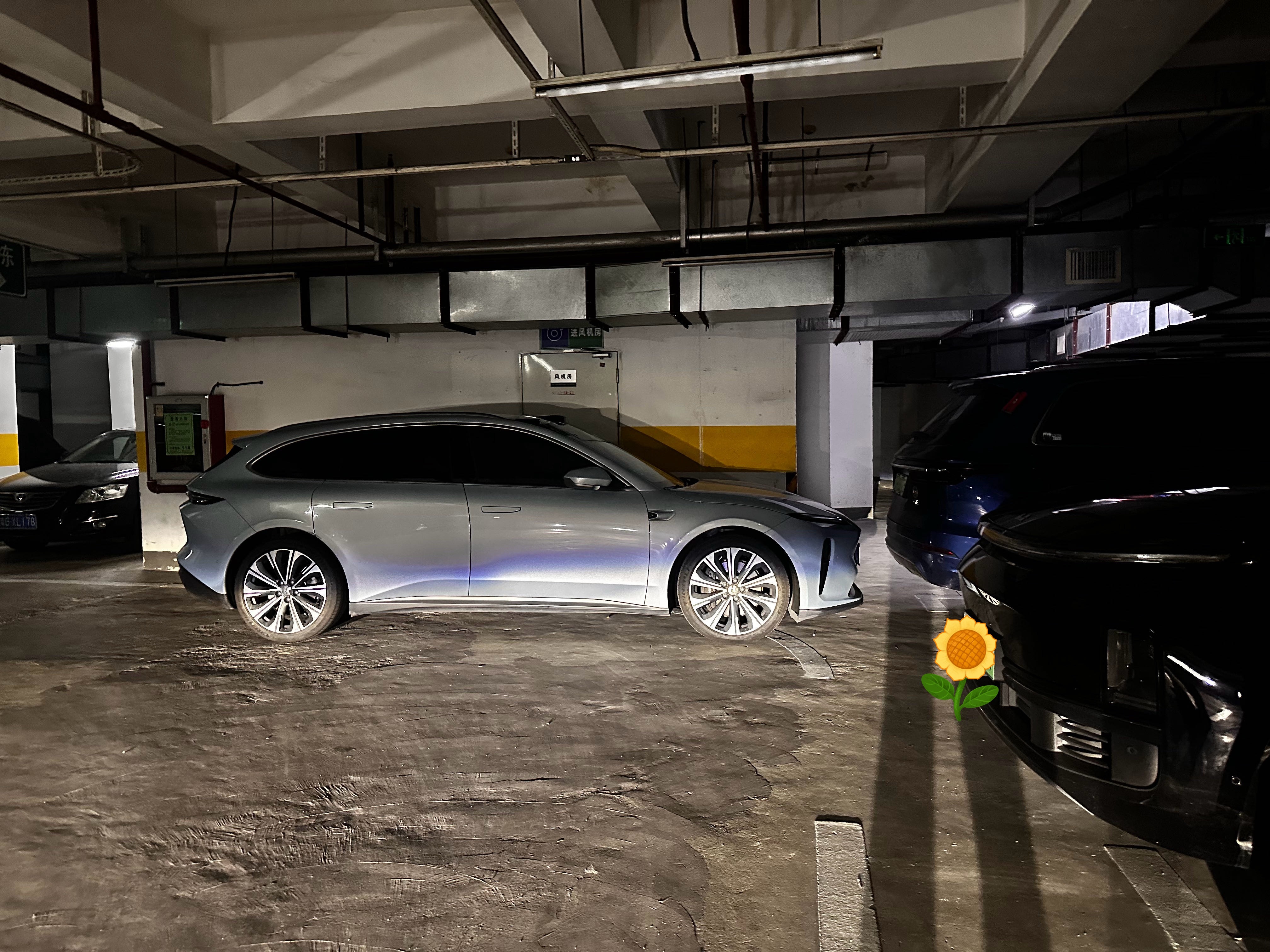 蔚来ET5车主，车上不留号码，快九点了也不下来移车… ​​​