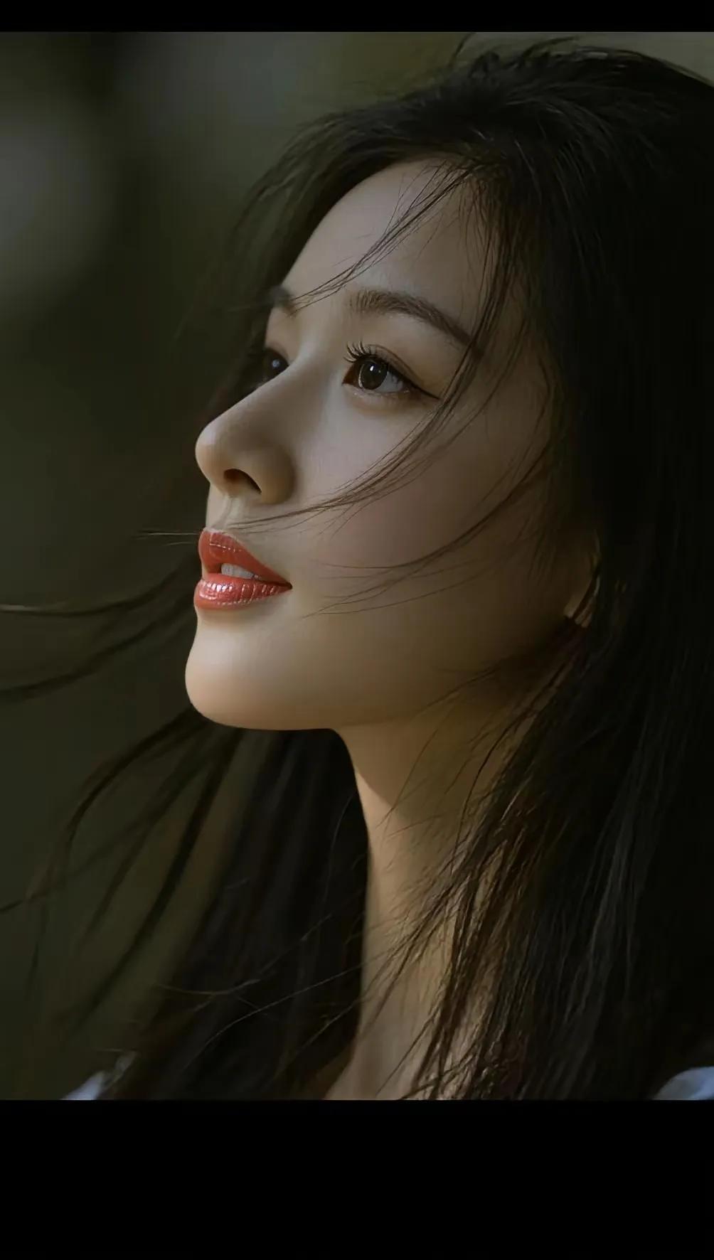 红唇轻启，风中轻语。