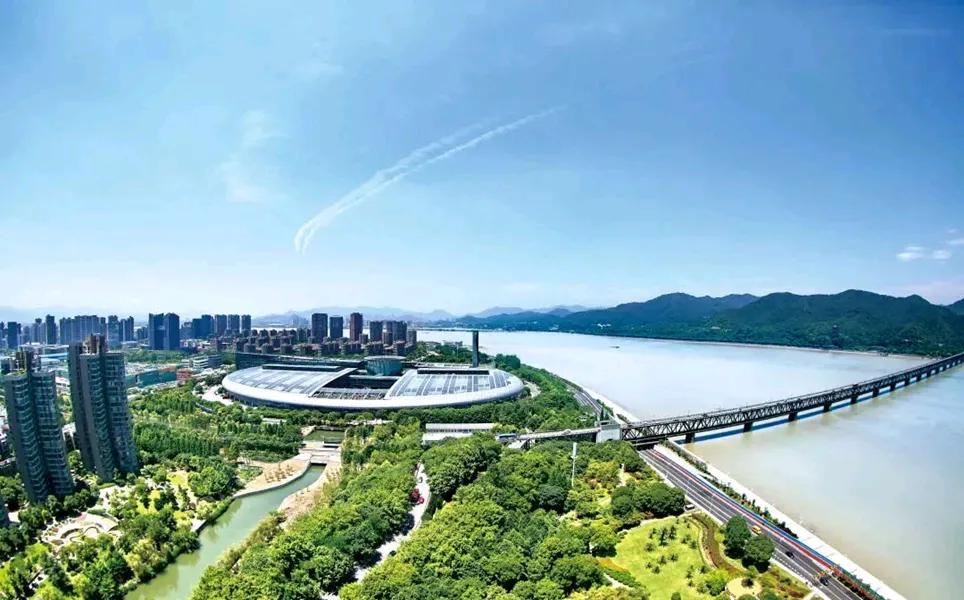 饱览滨江景
文/陈德金（江西）

琼楼碧水瑞烟笼，玉树奇葩众所崇。
灵气公园横峻