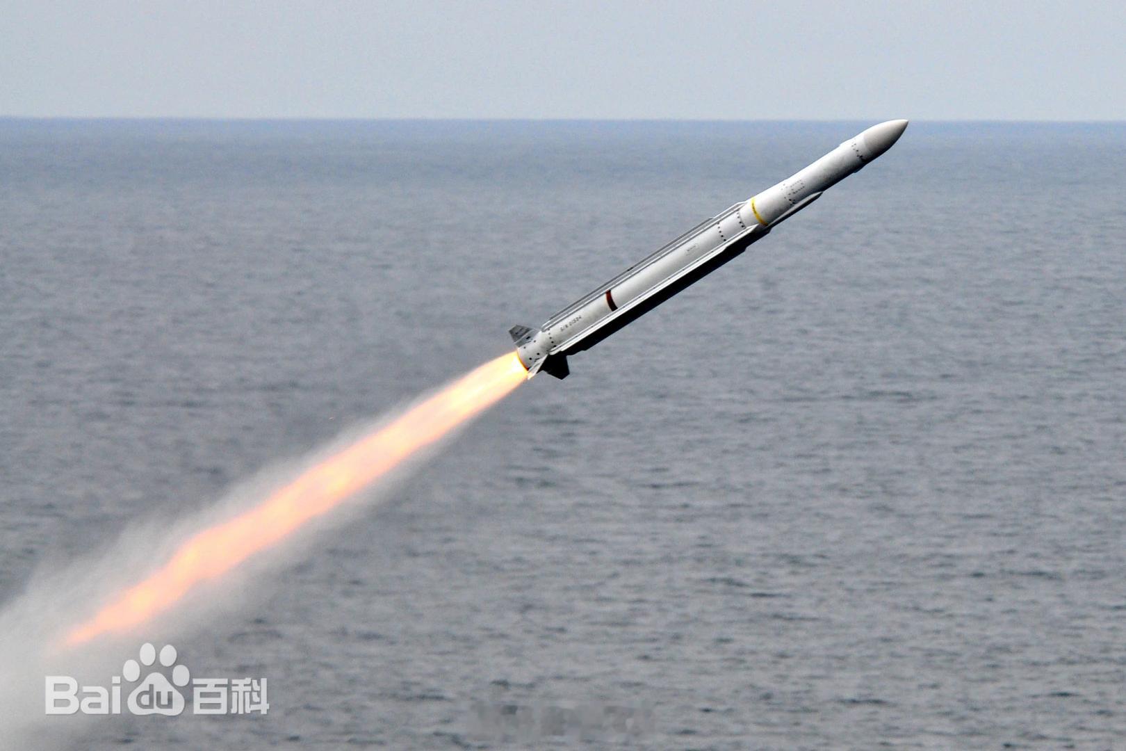 阜阳舰在上海开放期间，部分区域设置了展板介绍，前甲板垂直发射装置的展板就很有意思