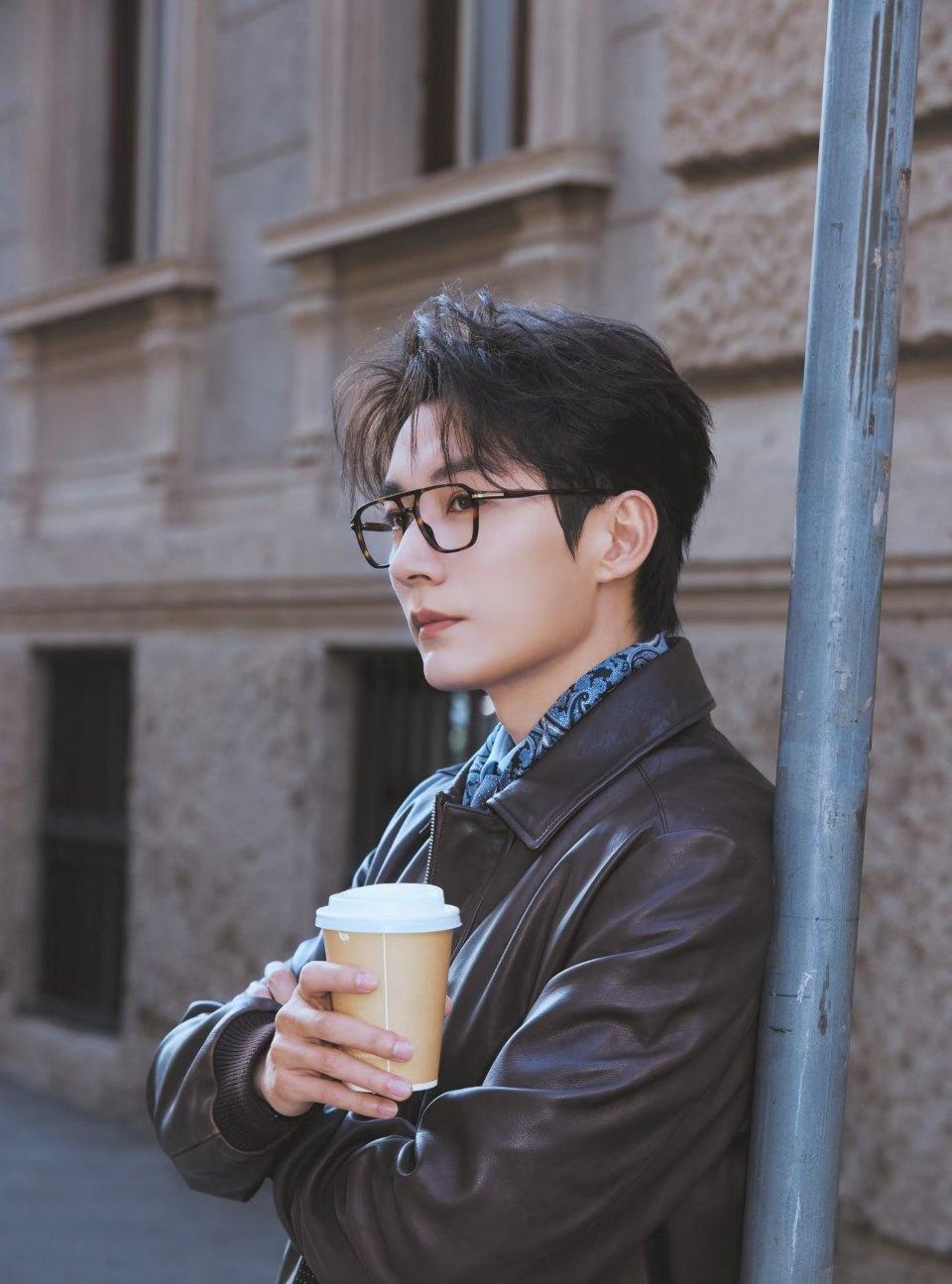 米兰时装周最靓的仔，说的就是这位皮衣眼镜帅哥吧！@Mr_刘学义 哥你觉得呢