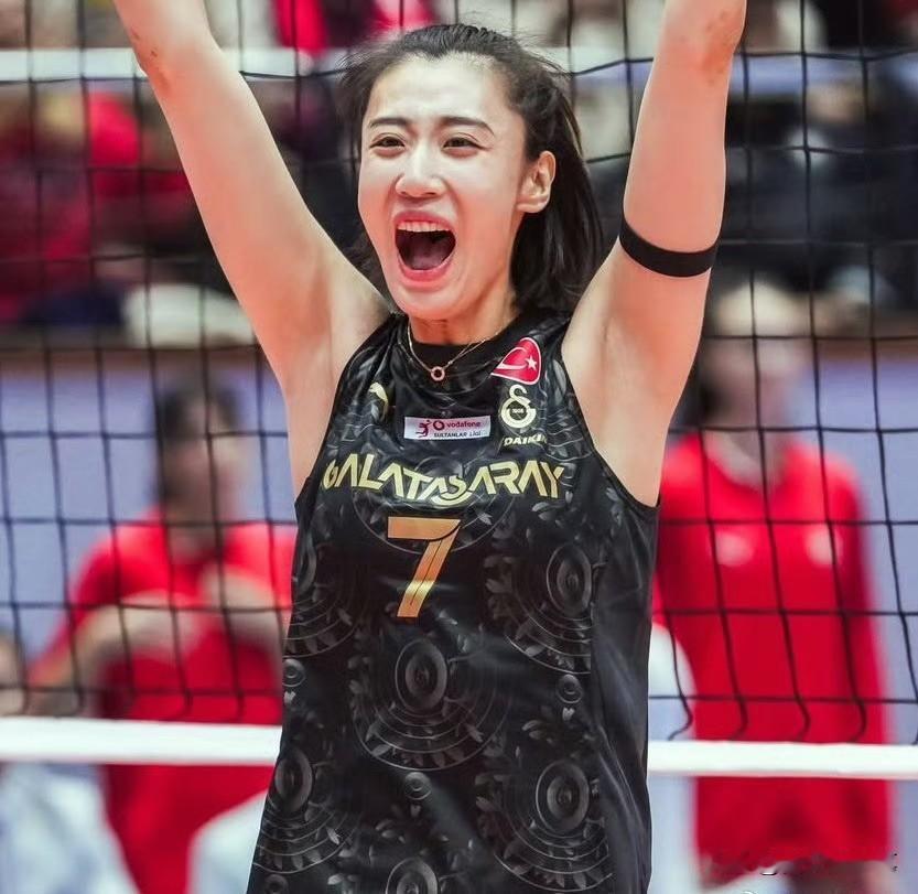 一起听听意大利主攻塞拉对王媛媛的评价。
赛后接受采访，塞拉毫不吝惜对媛媛的赞美，