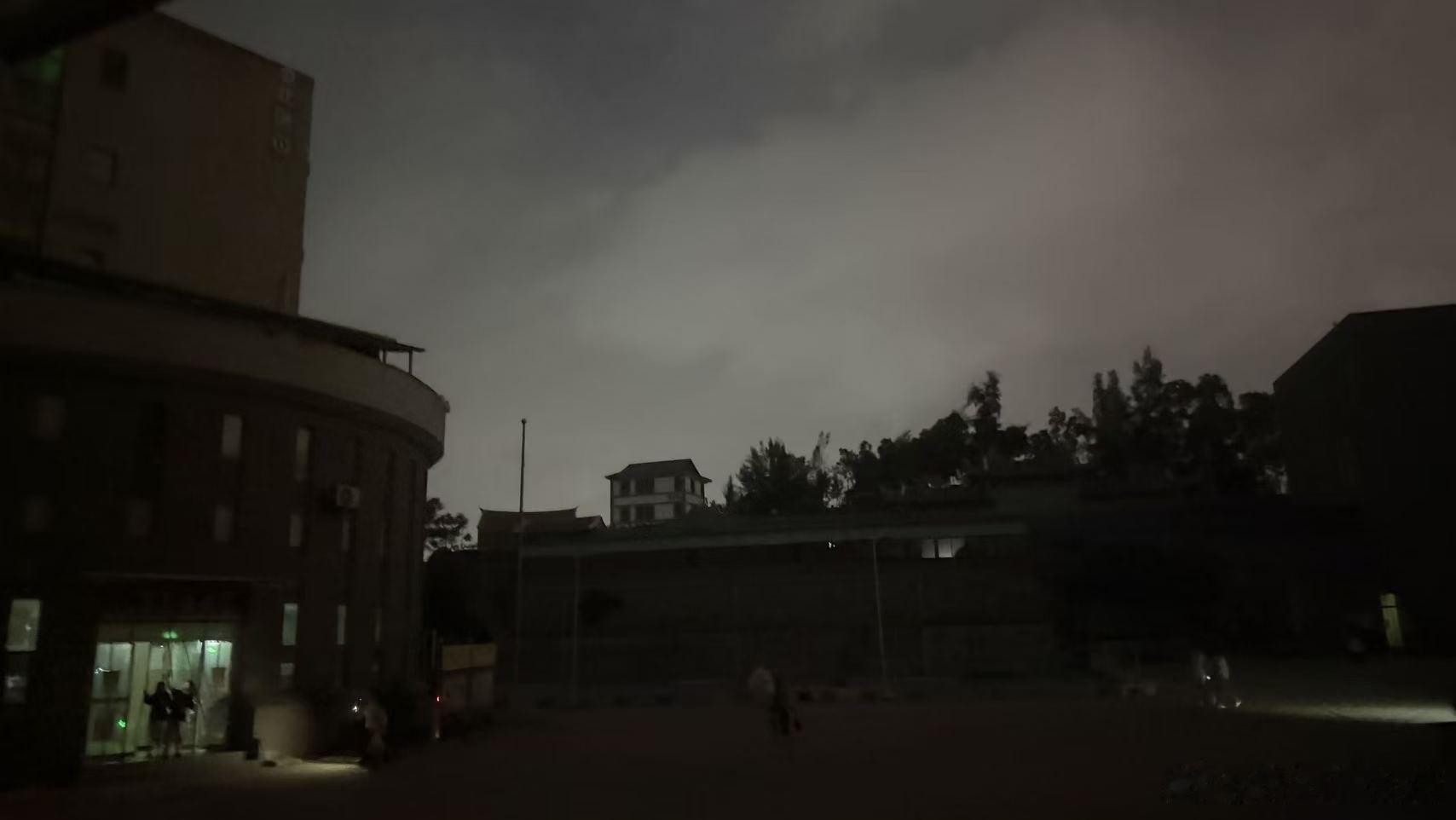 女孩们 我失联不晓得多久 啊哈哈哈哈 鬼学校世界末日了 蒽 拜拜女孩们 信号也没