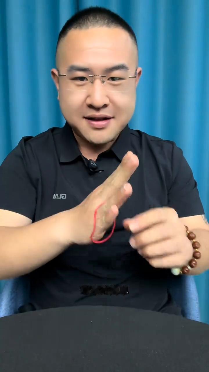 男生撩妹必学：皮筋跳跃。
大家好，一条橡皮筋套在了三个手指上方，捏住另外两个手指