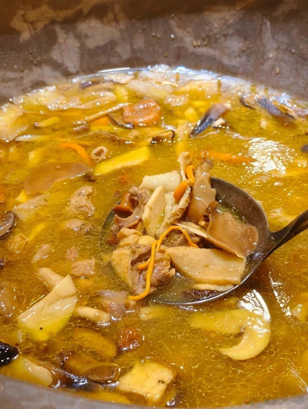 雨季到昆明的快乐全在野生菌里！本地人私藏 10 家吃菌老店整理好了，鸡枞、见手青