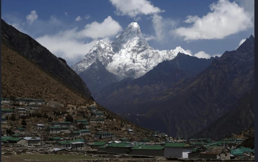 尼泊尔中东部亚隆里峰大本营当天发生雪崩，致使至少5名外国登山者和两名尼方向导遇难
