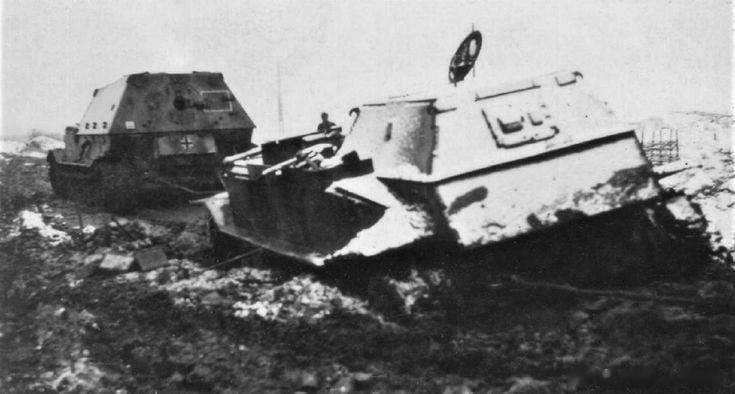 一辆陷在泥坑里的维修象正在由一辆象式拖出来，摄于1943年秋的东线（救援的成了被