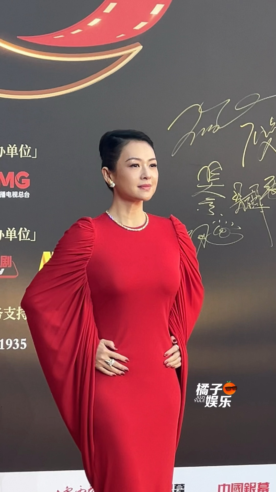 论章子怡和红色的适配度，一站上红毯就气场全开了章子怡和红色的适配度cmg中国电影