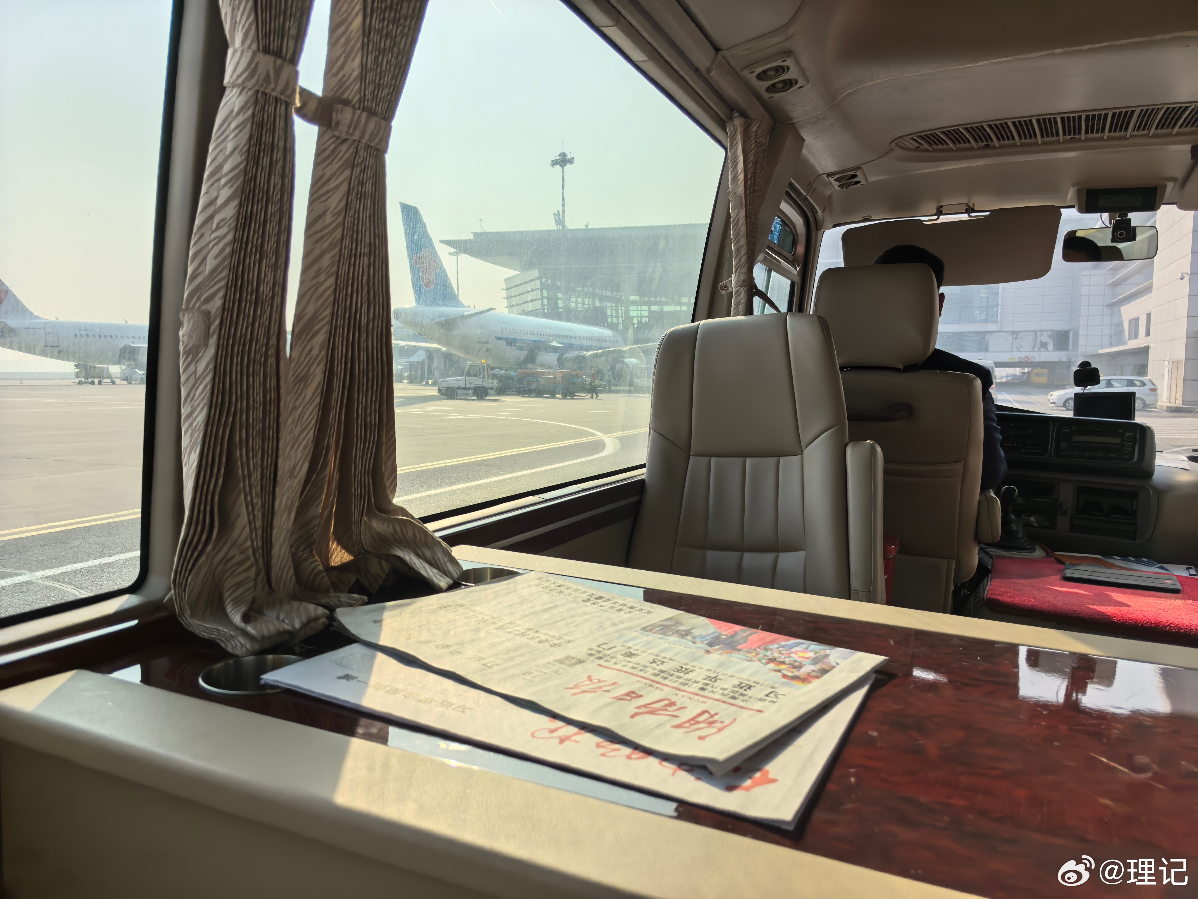 逃亡的日子嗷嗷辛酸，永远不知道下一站是哪里。也许飞机飞着飞着，就被抓捕的战斗机包