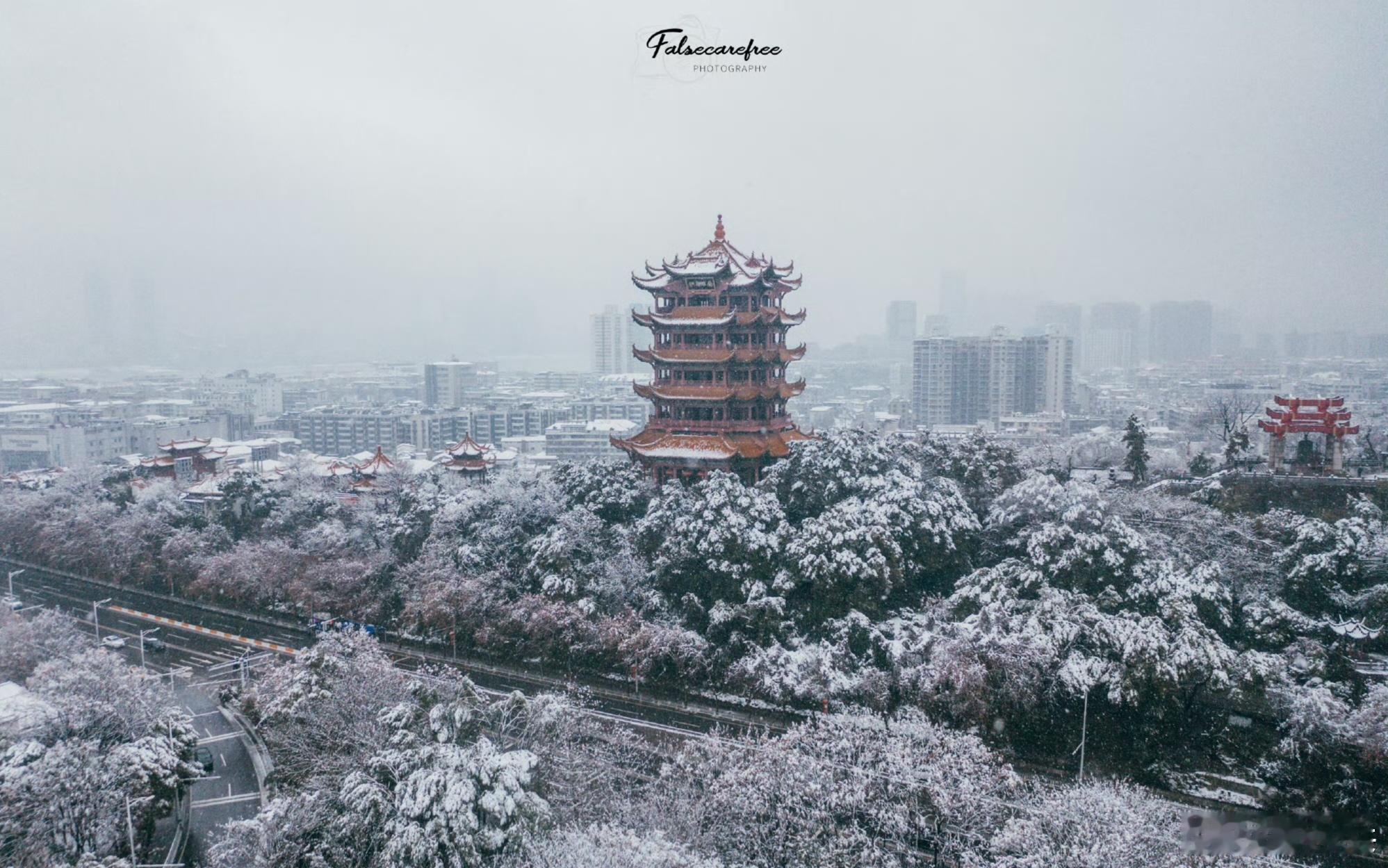 武汉下雪 今日凌晨，武汉在经历一夜冻雨冰粒后终于迎来一场覆盖全城的降雪，主城区积