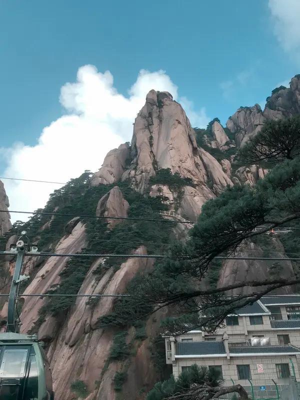 出发吧趁现在！我要去赴黄山杜鹃之约，还得带上华为记录美景。

黄山风景区必须首冲