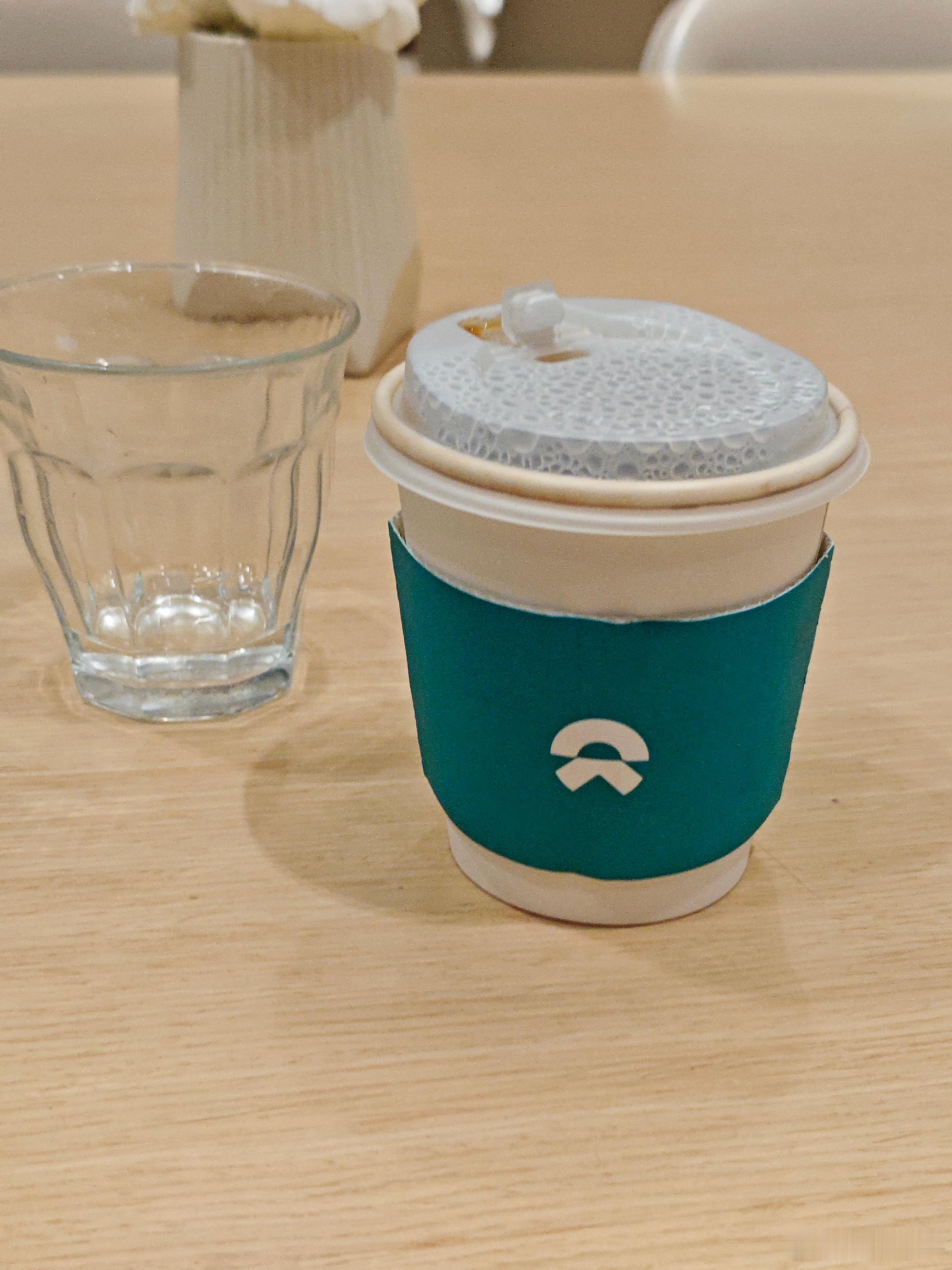 蔚来中心环境和设施很好，服务好，咖啡也不错，就是杯盖需要提升，割手，而且小盖不容