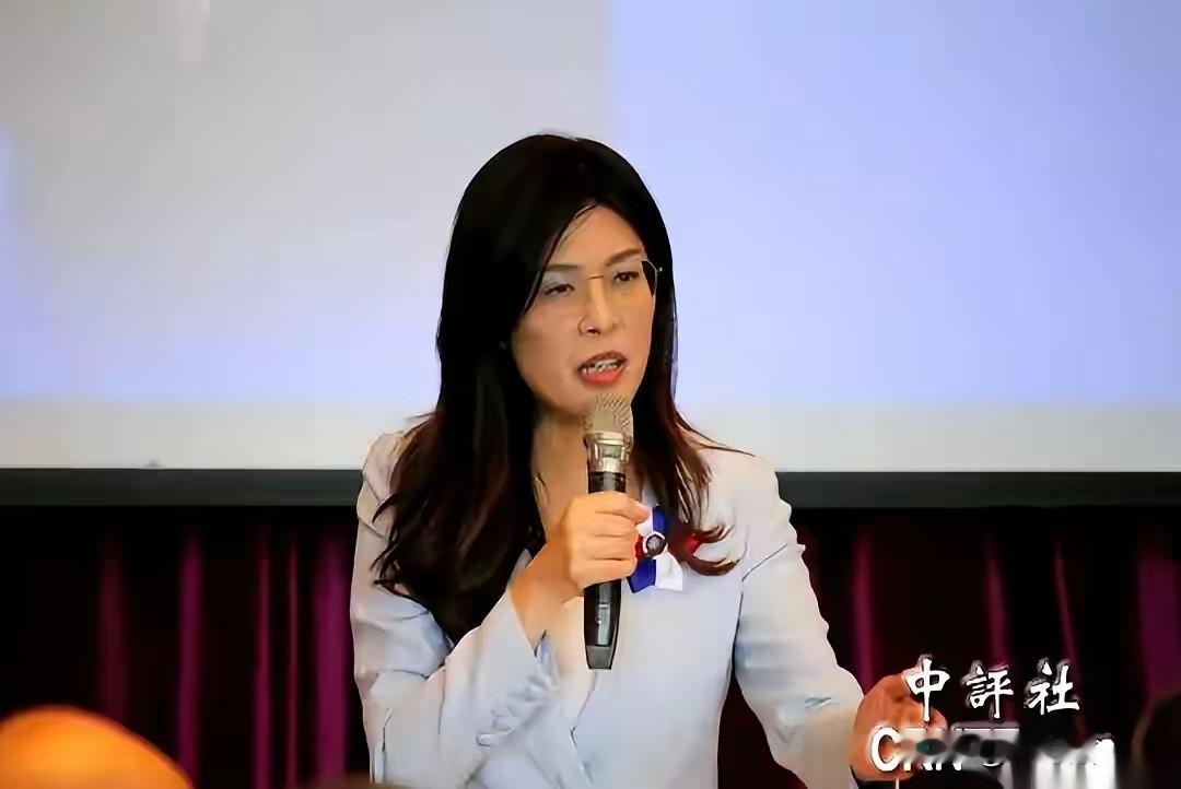 把一个刚坐过牢的人，请回来当“首席战略官”。
就这一个操作，后面的剧情根本不用猜