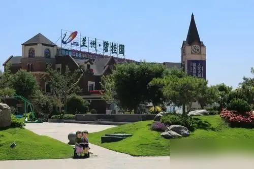 两位六旬老人坐在兰州碧桂园长椅上，一个说“当初一平米8000多买的，现在4000