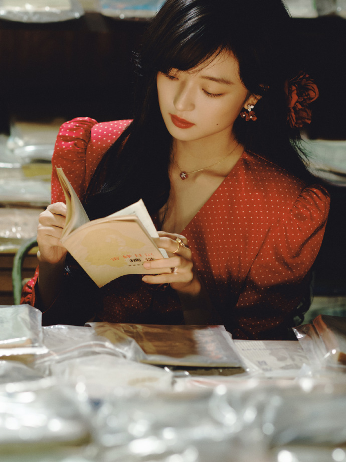 孙千孙千经济上行时期的美 孙千真的太适合这种风格，一袭红裙梦回充满希望的黄金年代