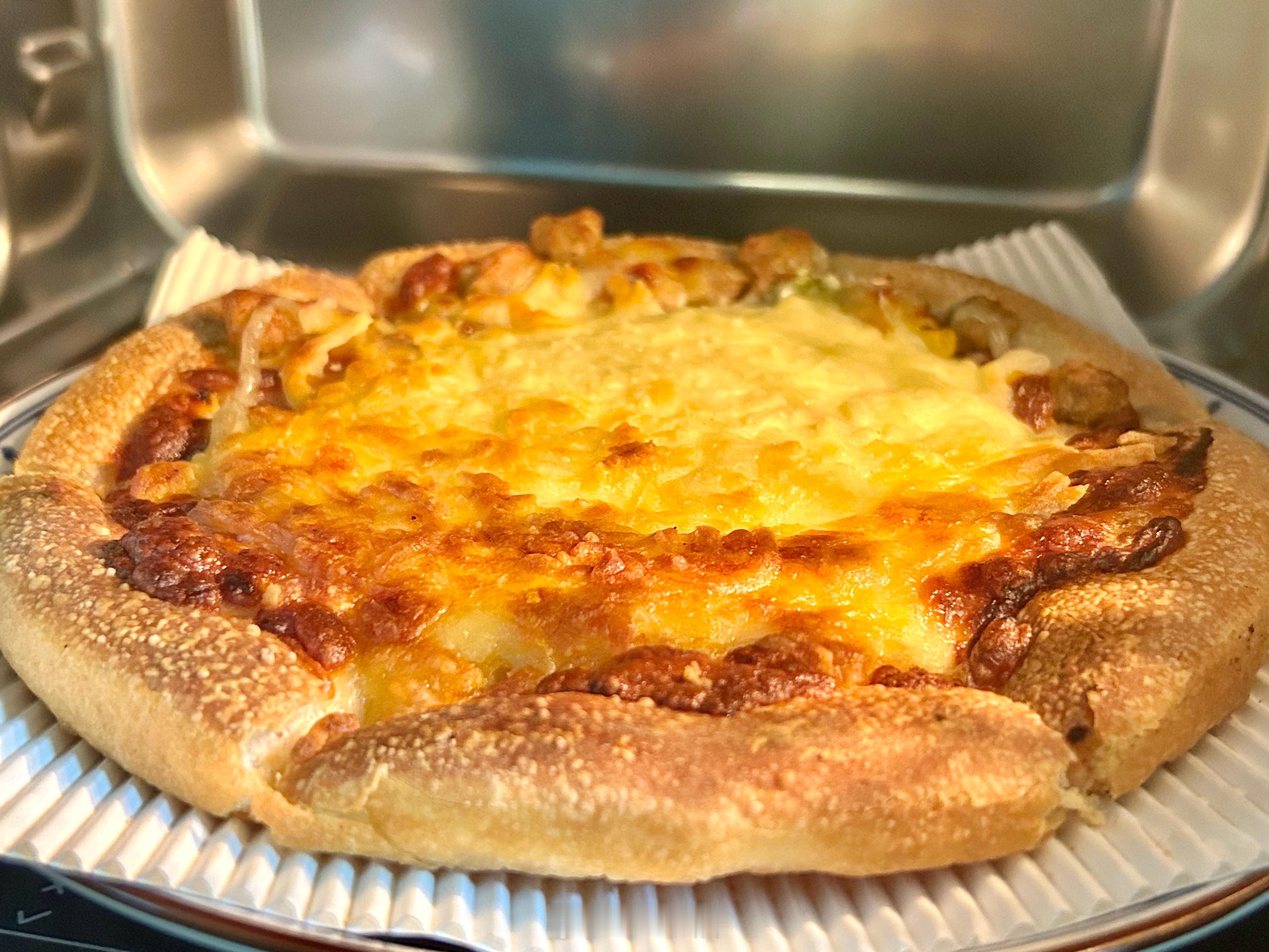 吃啦！！披萨🍕烤好啦～新东方的菜炒好，披萨🍕已经快被吃完了还烤了鸡排都是小孩