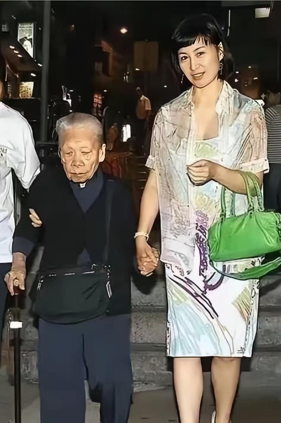 这是何超琼的保姆晶姐，住1.2亿别墅，退休后，每个月工资照发。何超琼小时候是保姆