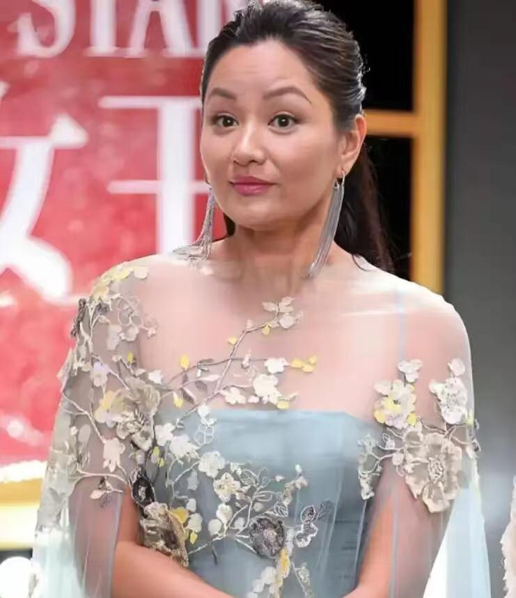 53岁的瞿颖，彻底打碎了所有人的“意难平”。她没嫁胡兵，没生孩子，却在清迈，给一