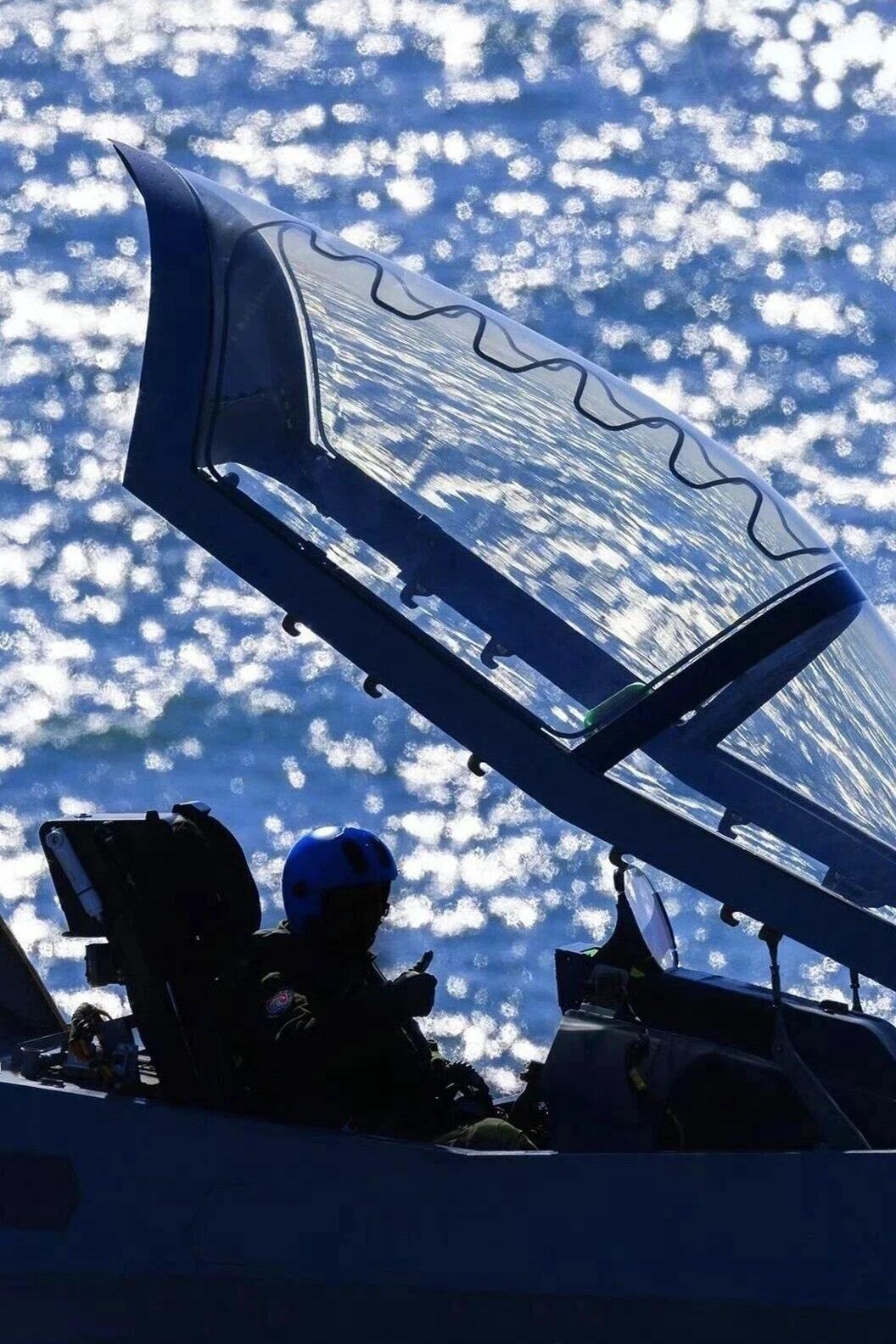 歼-35舰载机猛图！中杆操纵杆清晰可见

歼-35舰载机采用集成中央杆操纵系统，