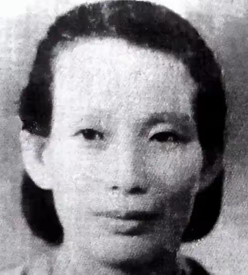 [月亮]1949年伟人接见妇女代表，见到一位后突然变脸：你竟然还活着？
 
19