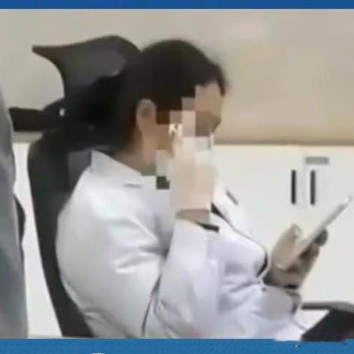 四川甘洛医院的这个收费员火到全国了！

窗口外等着缴费看病的人都排了一长串，
