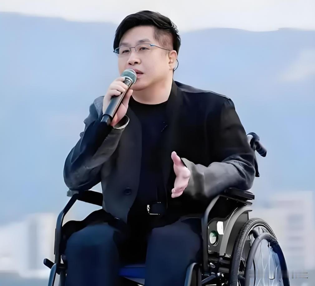 郑智化一句“连滚带爬”控诉深圳机场，舆论随即沸腾。可监控揭开真相：四五名工作人员