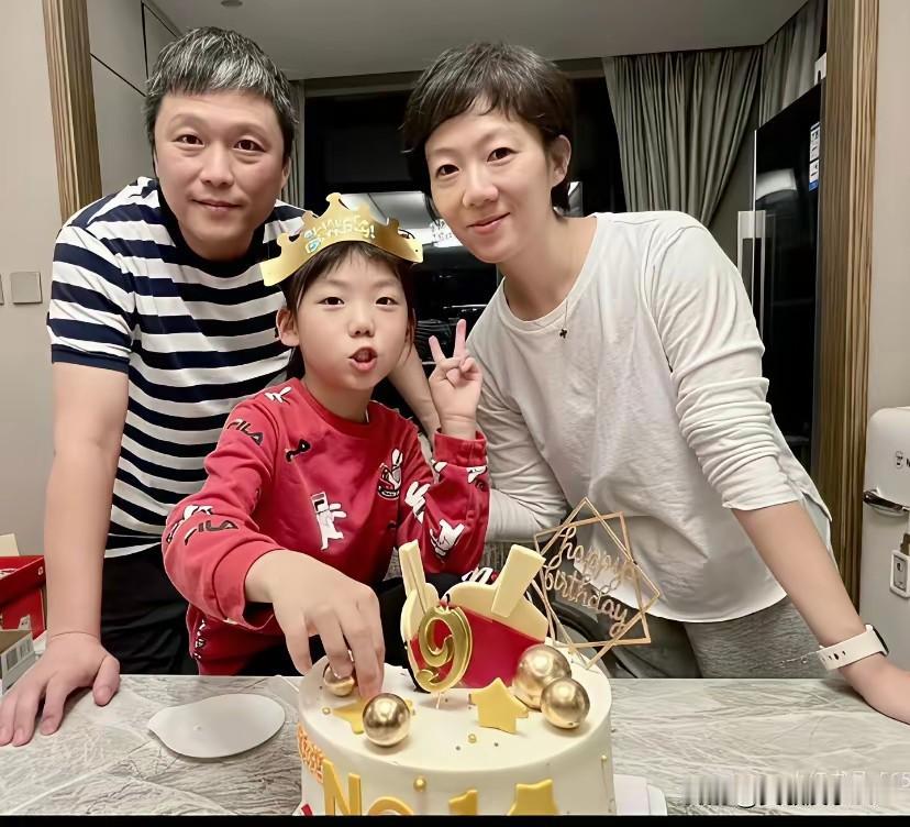 梁靖昆的教练刘志强，一家三口同框看着真幸福。
他可是80后啊，才四十多岁，头发都
