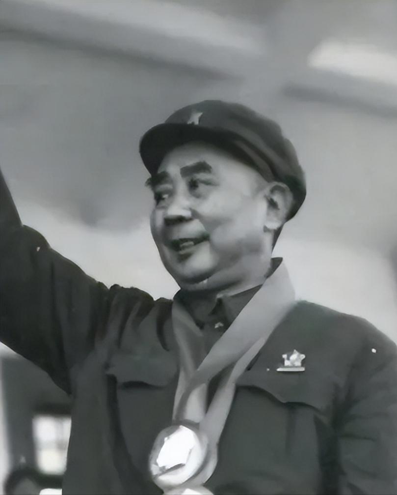 [微风]1970年，王自正持枪冲进了军区政委的卧室，政委连忙呼叫警卫员，谁知，2