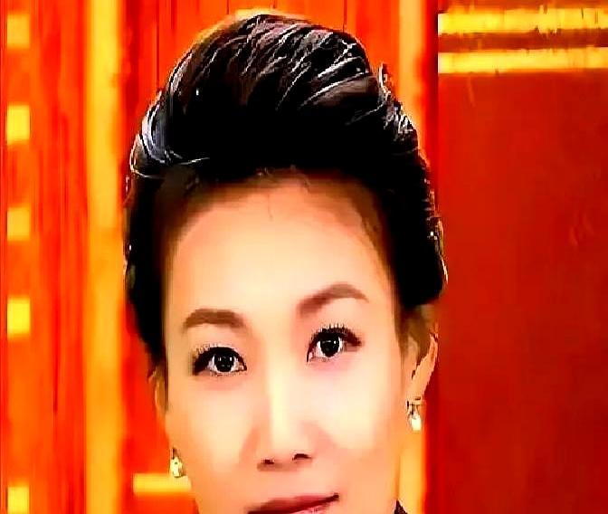 传了俩月的李梓萌“被挤走”“隐退”，全是瞎扯。
 
她最后一次常规出镜是2026