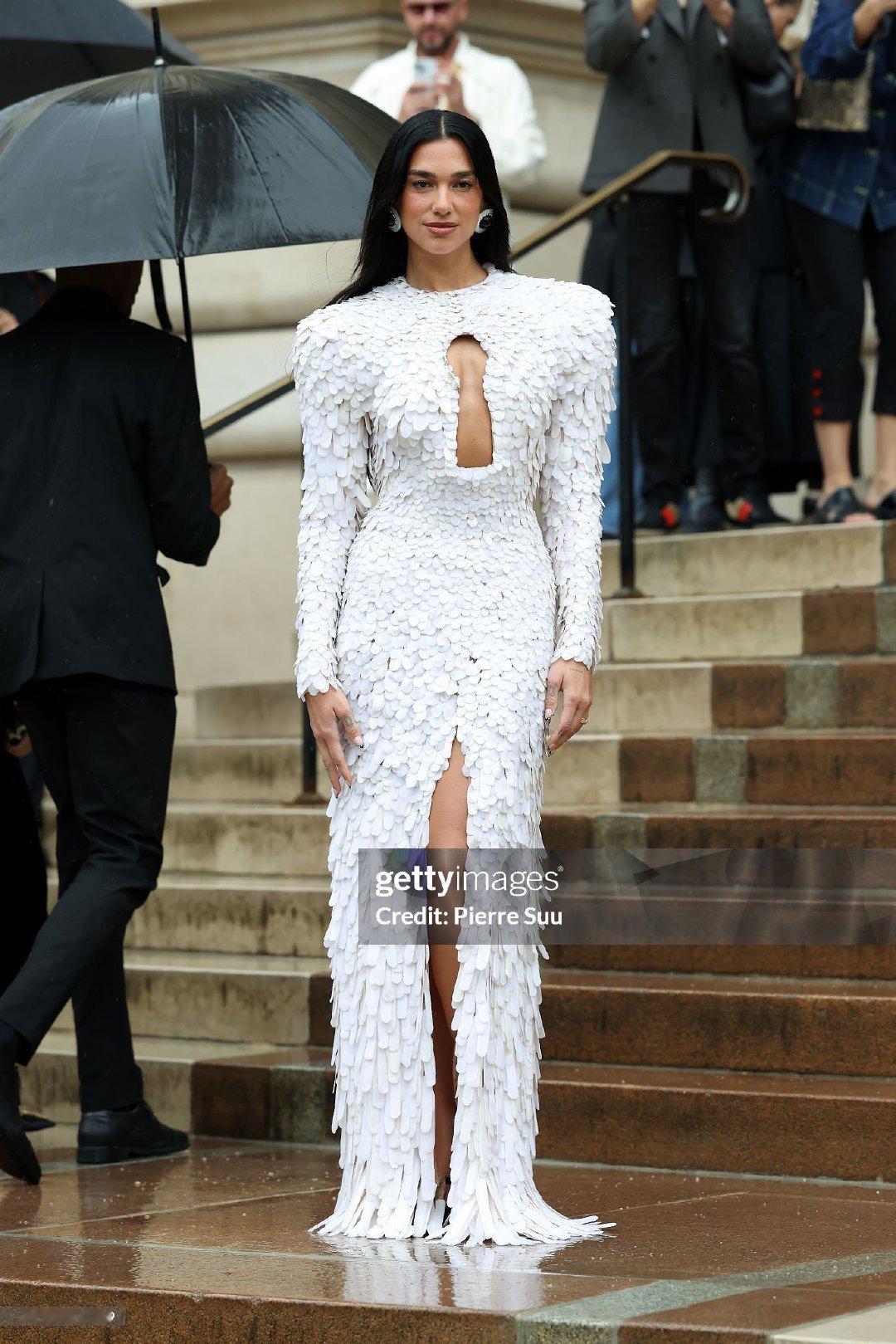Dua Lipa亮相巴黎高定时装周，身穿Schiaparelli 2024春夏高