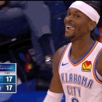 亚历山大偷笑🤭SGA造犯规，左手勉强把球投出，裁判给了他两次罚篮。
论造犯规，