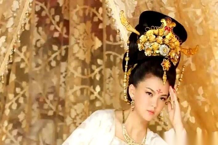 聊聊太平公主。
公元698年，长安城一个清晨，几个丫鬟推开公主寝宫的门，手在门框