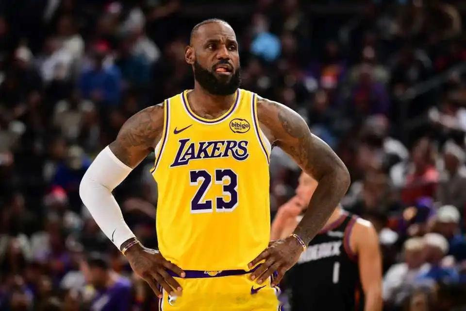 湖人溃败多惨：最多落后32分吞连败 詹姆斯带不动被迫提前下班北京时间12月24日