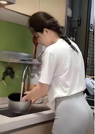 有的是顺路，我上班顺路捎过2个女同事，前后两人加起来差不多7年。也没有别的想法，