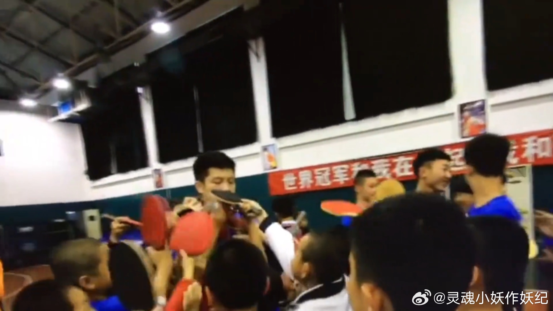 樊振东被小朋友们簇拥着要签名！羡慕他们比我早认识东哥 
