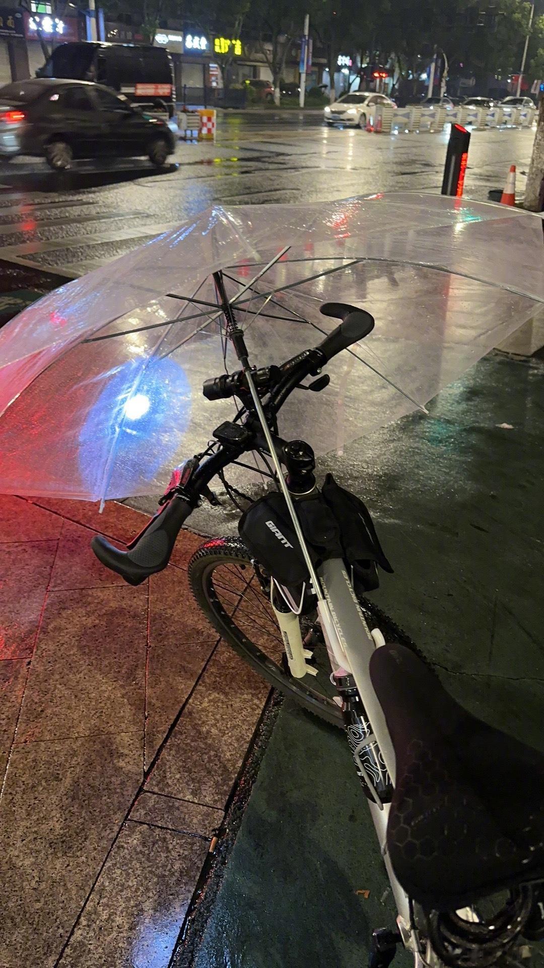 骑着自行车去山里转了一圈，大约9:40，离家还有2公里时，突然下起了大雨。眼镜被