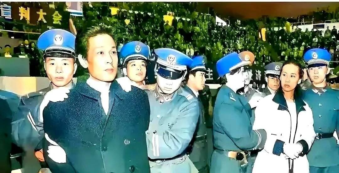1995年深圳体育馆开了场万人公审大会，主角是王建业，一个管外汇审批的处级干部。